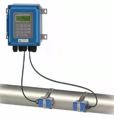 Wall-mounted ultrasonic flowmeter